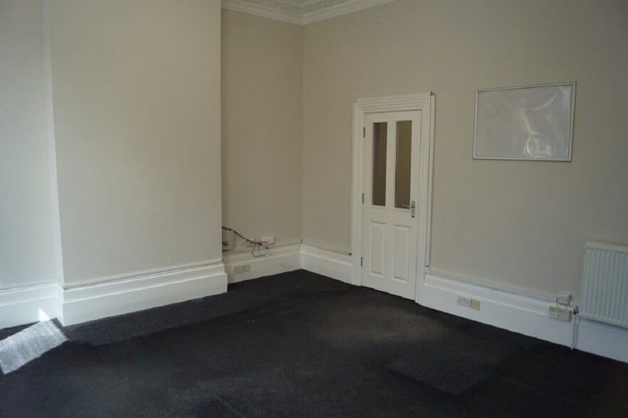 Office 1 And 2 8 Hyde Gardens, Eastbourne to rent - Interior Photo - Image 3 of 8