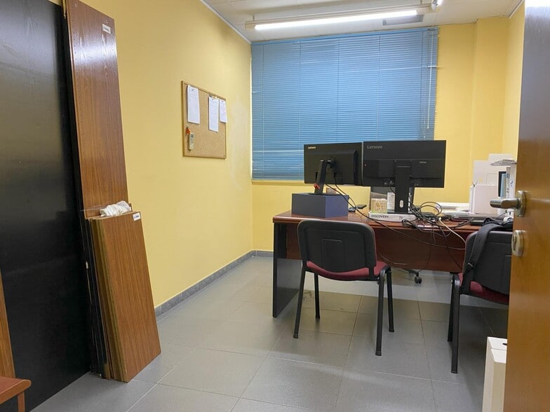 Retail in València to rent - Interior Photo - Image 2 of 12