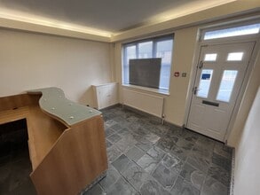 200-204 High Street South, Dunstable to rent Interior Photo- Image 2 of 6