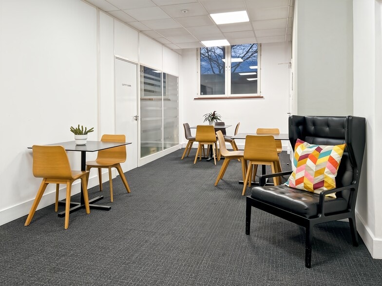 36-37 Albert Embankment, London to rent - Interior Photo - Image 3 of 10