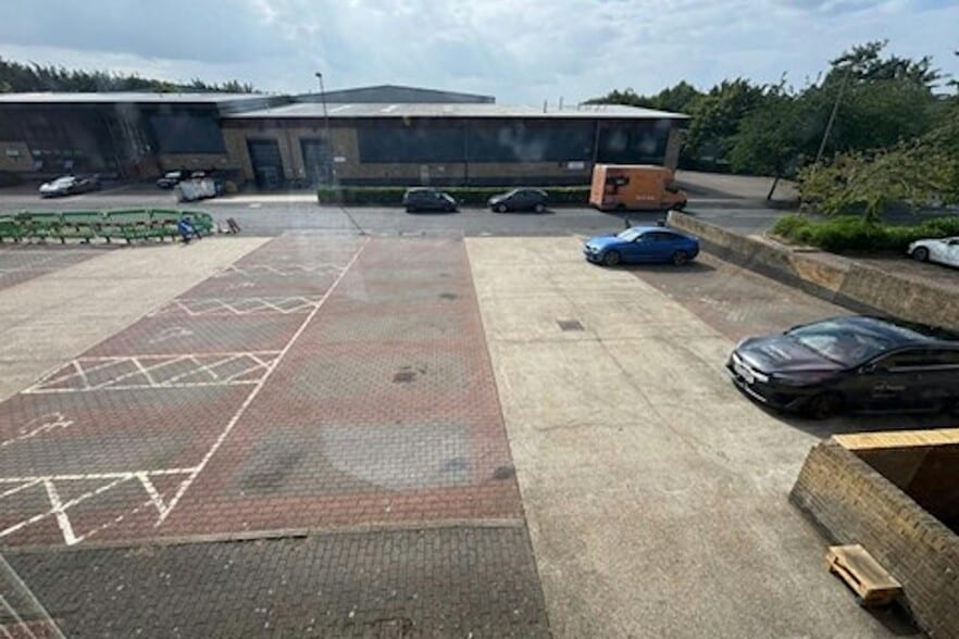 Grafton Way, Basingstoke to rent - Building Photo - Image 2 of 3