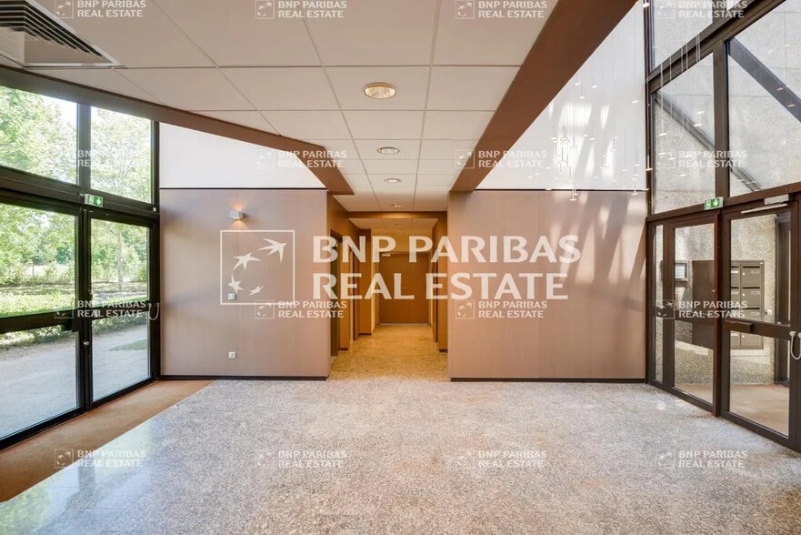 4 Avenue Du Vieil Etang, Montigny-le-Bretonneux to rent - Building Photo - Image 3 of 12