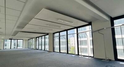 Office in Vaulx-en-Velin to rent Interior Photo- Image 2 of 6