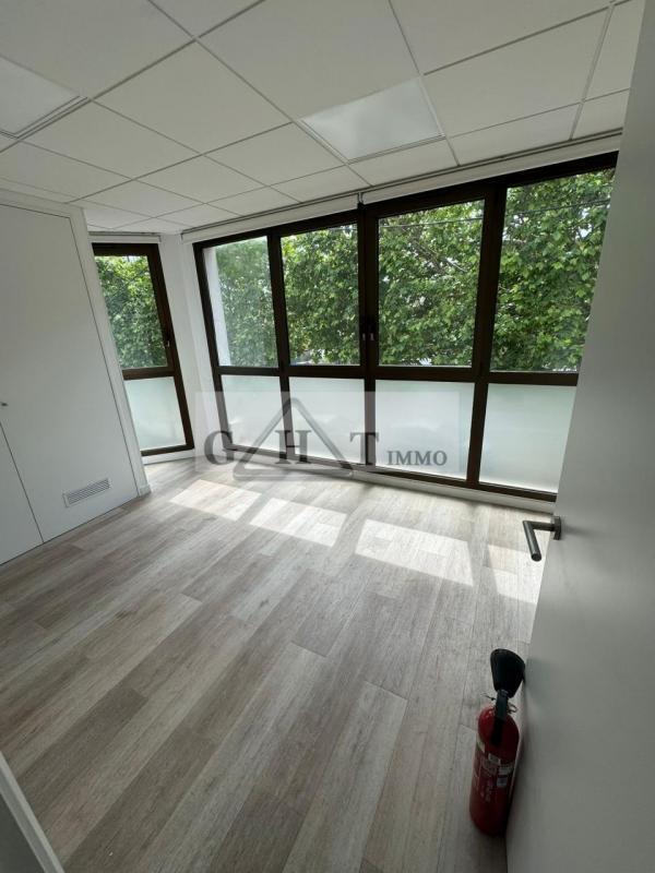 Retail in Le Perreux-sur-Marne to rent Interior Photo- Image 1 of 10