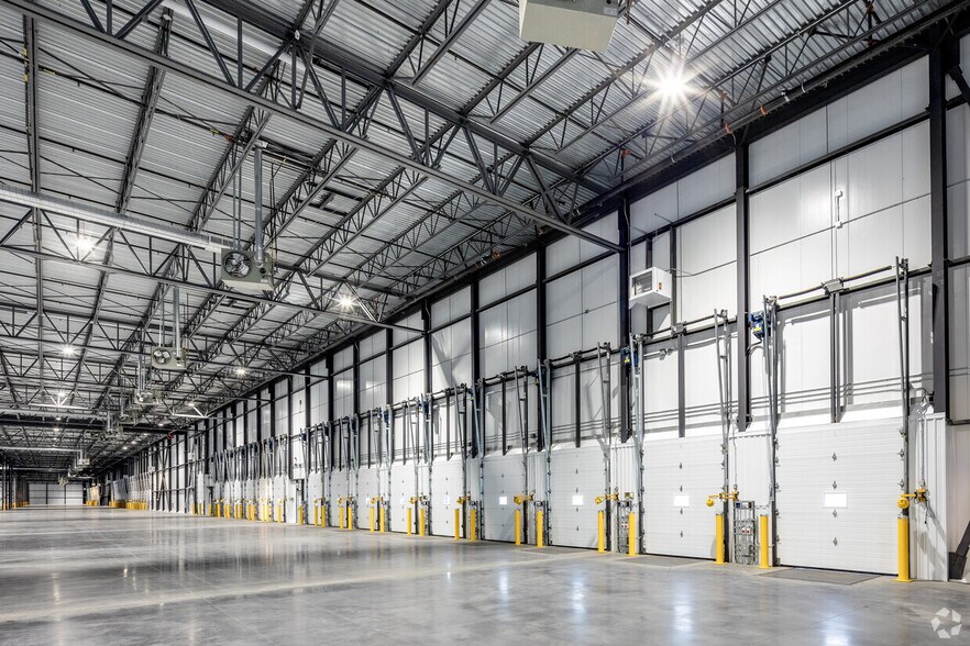 1075 Boul Bd Gérard-Cadieux, Salaberry-de-valleyfield, QC to rent - Building Photo - Image 3 of 6