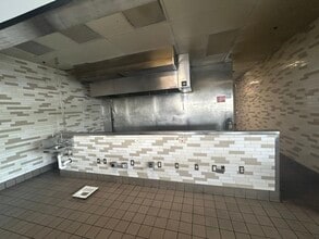 4600 Shelbyville Rd, Louisville, KY to rent Interior Photo- Image 1 of 8