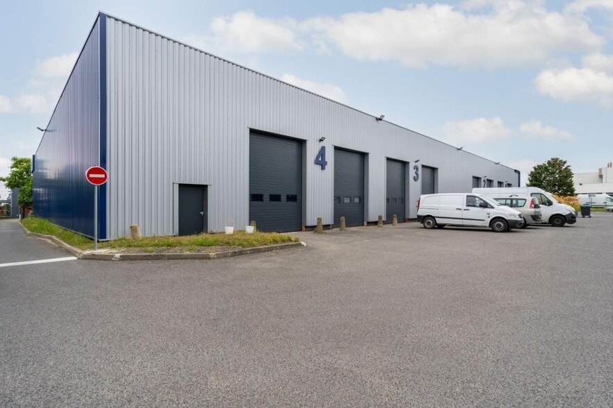 Light Industrial in SAINT-OUEN-L'AUMONE to rent - Building Photo - Image 2 of 8
