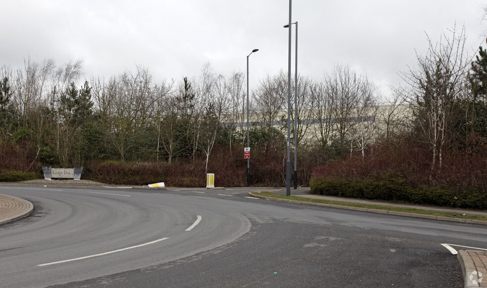 661 Castle Mound Way, Rugby to rent - Building Photo - Image 3 of 7