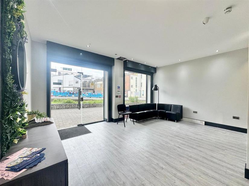 12 Railway St, Chatham to rent Interior Photo- Image 1 of 7