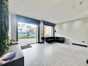 12 Railway St, Chatham to rent Interior Photo- Image 1 of 7