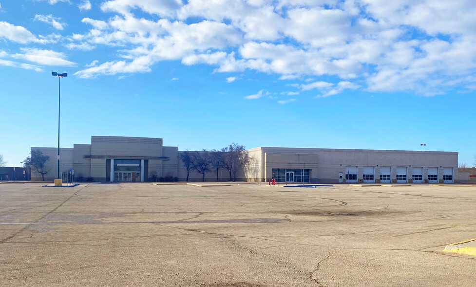 2800 S Columbia Rd, Grand Forks, ND for sale - Primary Photo - Image 1 of 1