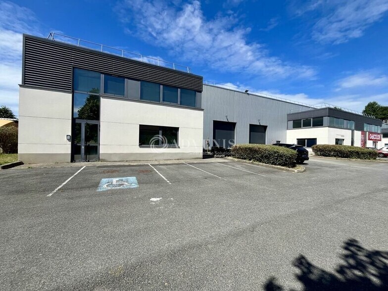 Light Industrial in Goussainville to rent - Building Photo - Image 1 of 10