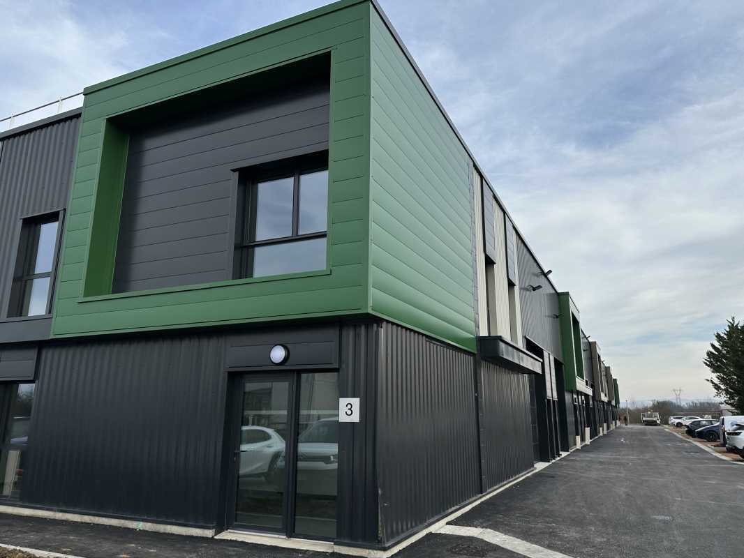 Light Industrial in Villette-d'Anthon to rent Building Photo- Image 1 of 24