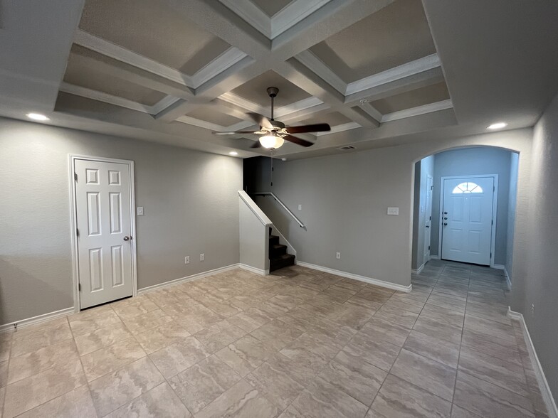 16901 Dancing Ava, Selma, TX for sale - Interior Photo - Image 3 of 34