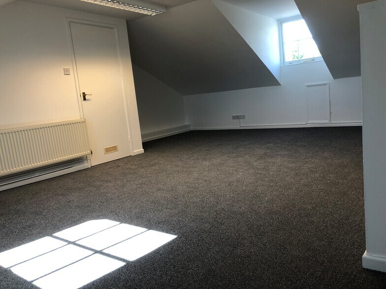 45-47 Southgate St, Winchester to rent - Building Photo - Image 3 of 3