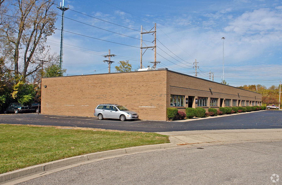 1403-1431 Business Center Ct, Dayton, OH for rent - Building Photo - Image 2 of 4