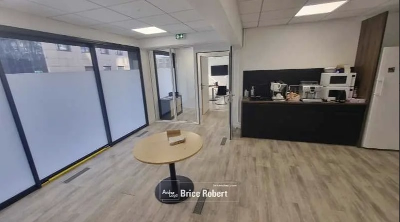 Office in Villeurbanne to rent Interior Photo- Image 1 of 5