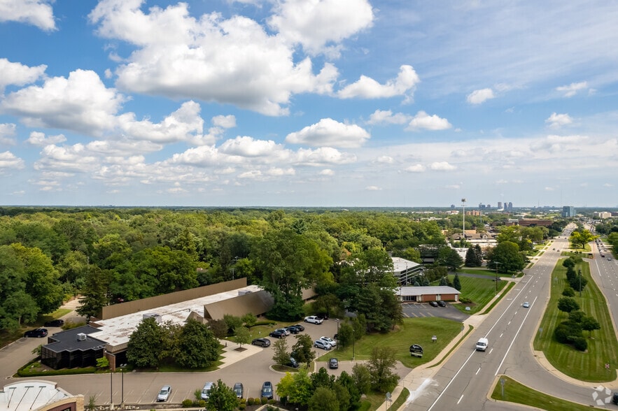 29600 Northwestern Hwy, Southfield, MI to rent - Aerial - Image 2 of 6