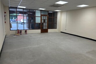 Units 5, 6 & 7 Oakmede Place, Binfield, Bracknell to rent Interior Photo- Image 2 of 5