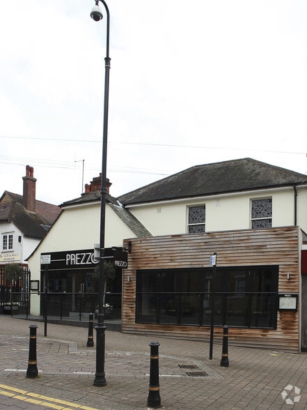 63 Queens Rd, Buckhurst Hill to rent - Building Photo - Image 3 of 8