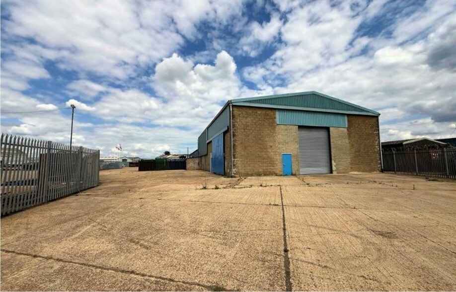 Vicarage Ln, Rochester to rent - Building Photo - Image 2 of 4
