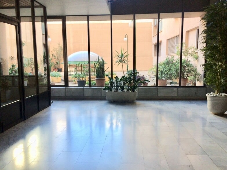 Office in Elche, Alicante to rent - Lobby - Image 2 of 9