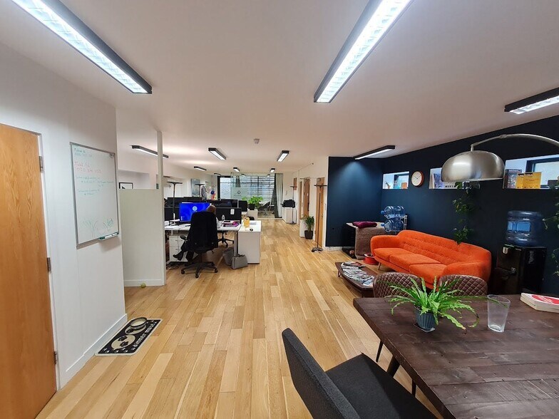 Pooley Dr, London to rent - Building Photo - Image 2 of 6