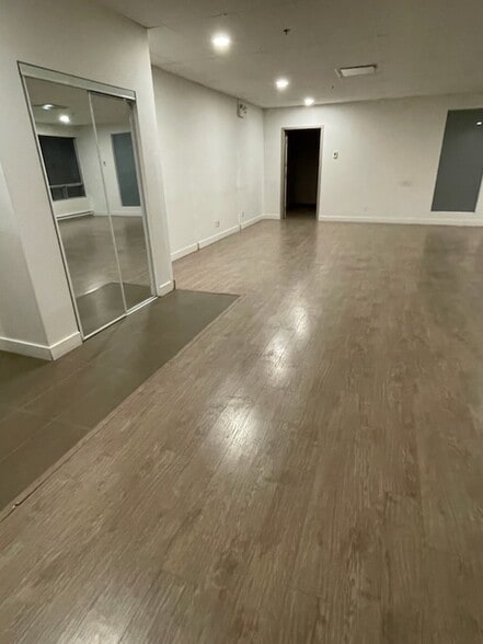 250 Av Dunbar, Mont-Royal, QC to rent - Interior Photo - Image 2 of 7