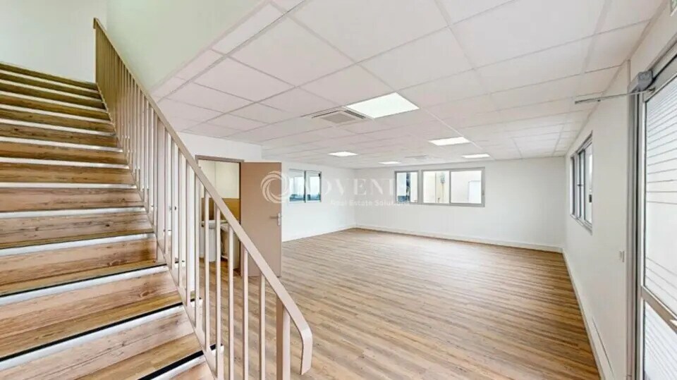 Light Industrial in Bezons to rent - Interior Photo - Image 2 of 9