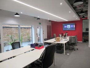 83 Hartfield Rd, London to rent Interior Photo- Image 2 of 6