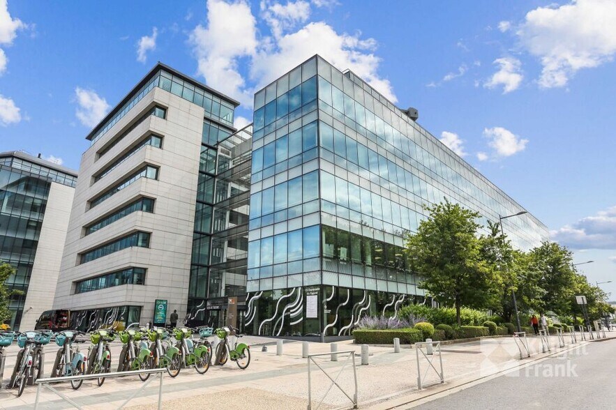 65 Rue Camille Desmoulins, Issy-les-Moulineaux to rent - Building Photo - Image 3 of 11