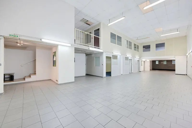 Light Industrial in Courbevoie to rent - Interior Photo - Image 2 of 15