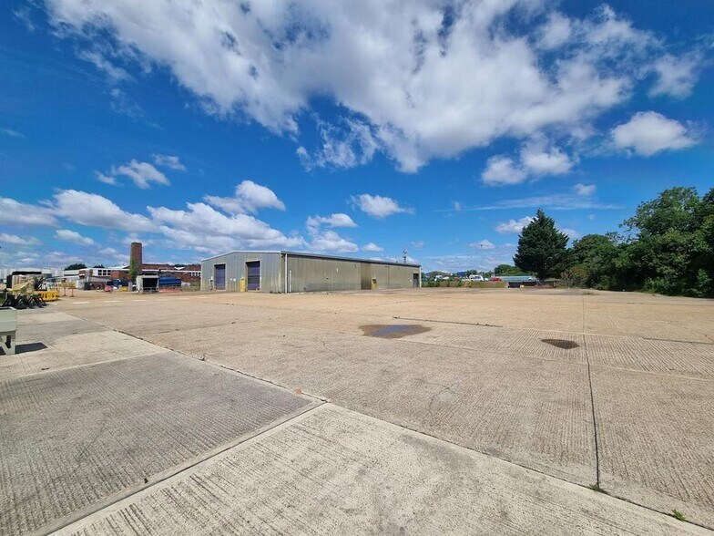 20 Davis Way, Fareham to rent - Building Photo - Image 3 of 15