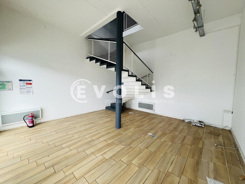 Light Industrial in Croissy Beaubourg to rent - Building Photo - Image 2 of 12