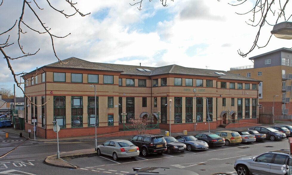 Station Rd, Borehamwood to rent - Building Photo - Image 2 of 26