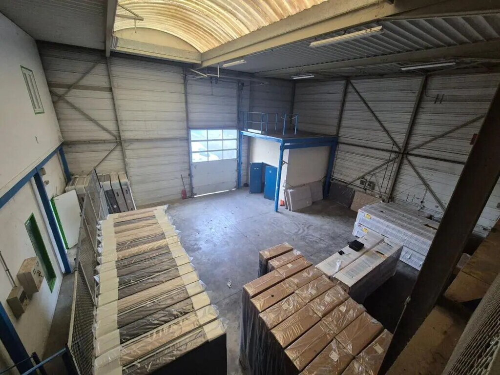Location Entrepôt 432 m² - Photo 1