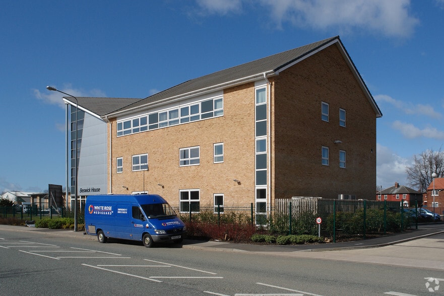 Green Fold Way, Leigh to rent - Building Photo - Image 3 of 3