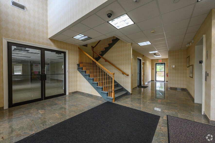 901 State Rt 23 S, Pompton Plains, NJ for rent - Lobby - Image 3 of 8