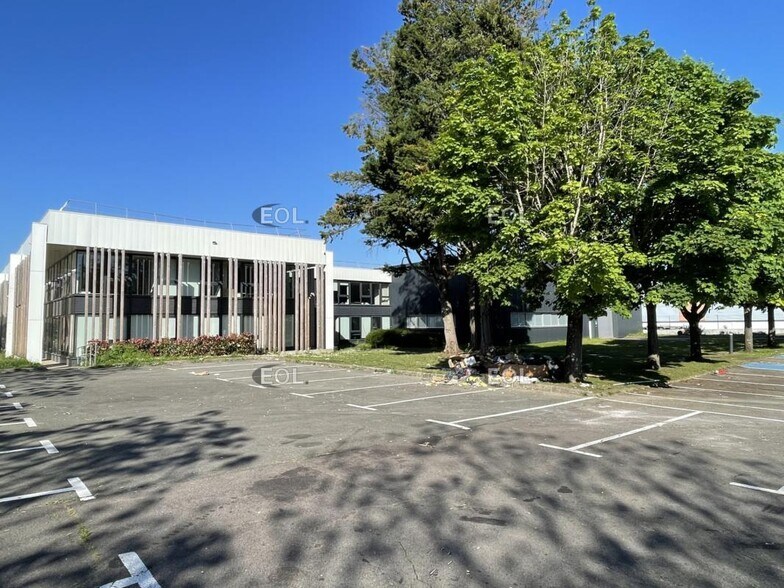 Light Industrial in SAINT-OUEN-L'AUMONE to rent - Building Photo - Image 1 of 8
