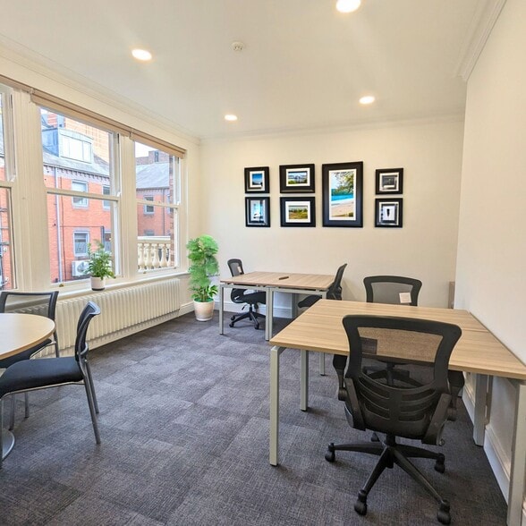 9 Park Sq E, Leeds to rent - Building Photo - Image 2 of 14