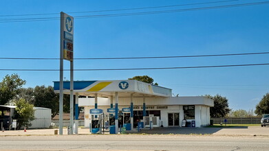 698 US Highway 77 N, Hallettsville, TX for sale Primary Photo- Image 1 of 13