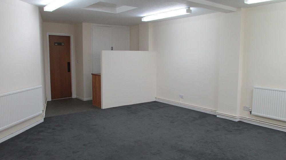 2 Broad St, Wokingham to rent Interior Photo- Image 1 of 4