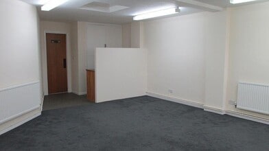 2 Broad St, Wokingham to rent Interior Photo- Image 1 of 4