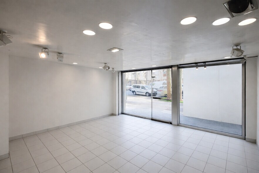Retail in Paris to rent - Building Photo - Image 2 of 5