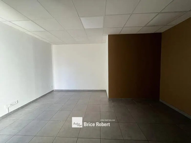 110 Impasse Pasteur, Toussieu to rent - Interior Photo - Image 2 of 6