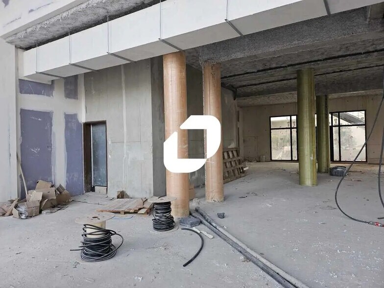 Retail in Montpellier to rent - Interior Photo - Image 3 of 13