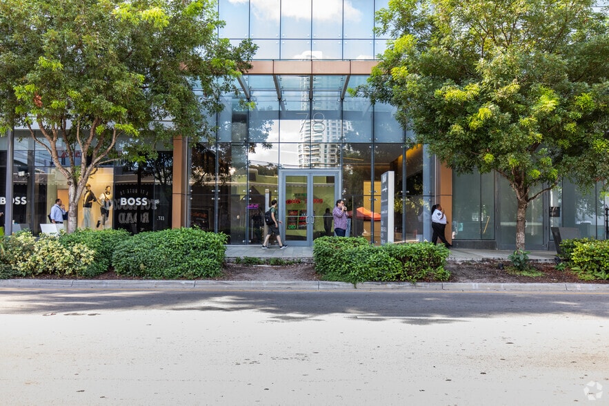 78 SW 7th St, Miami, FL to rent - Building Photo - Image 2 of 16