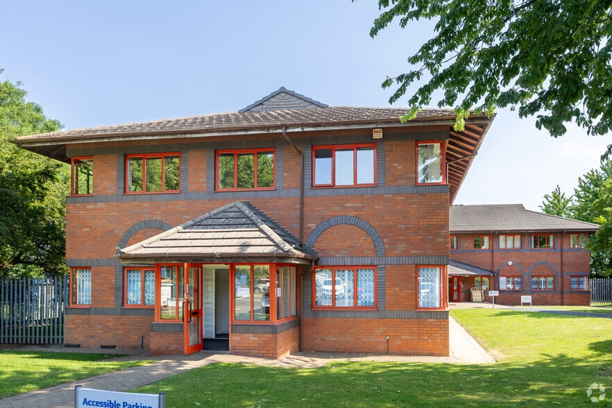 Two Woods Ln, Brierley Hill to rent - Primary Photo - Image 1 of 2