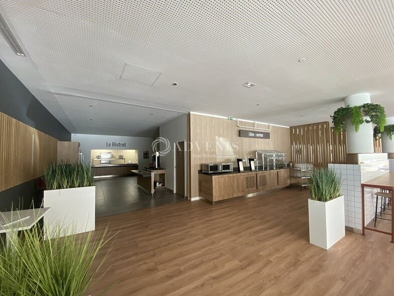 2 Avenue De La Gare, Montigny-le-Bretonneux to rent - Interior Photo - Image 3 of 6