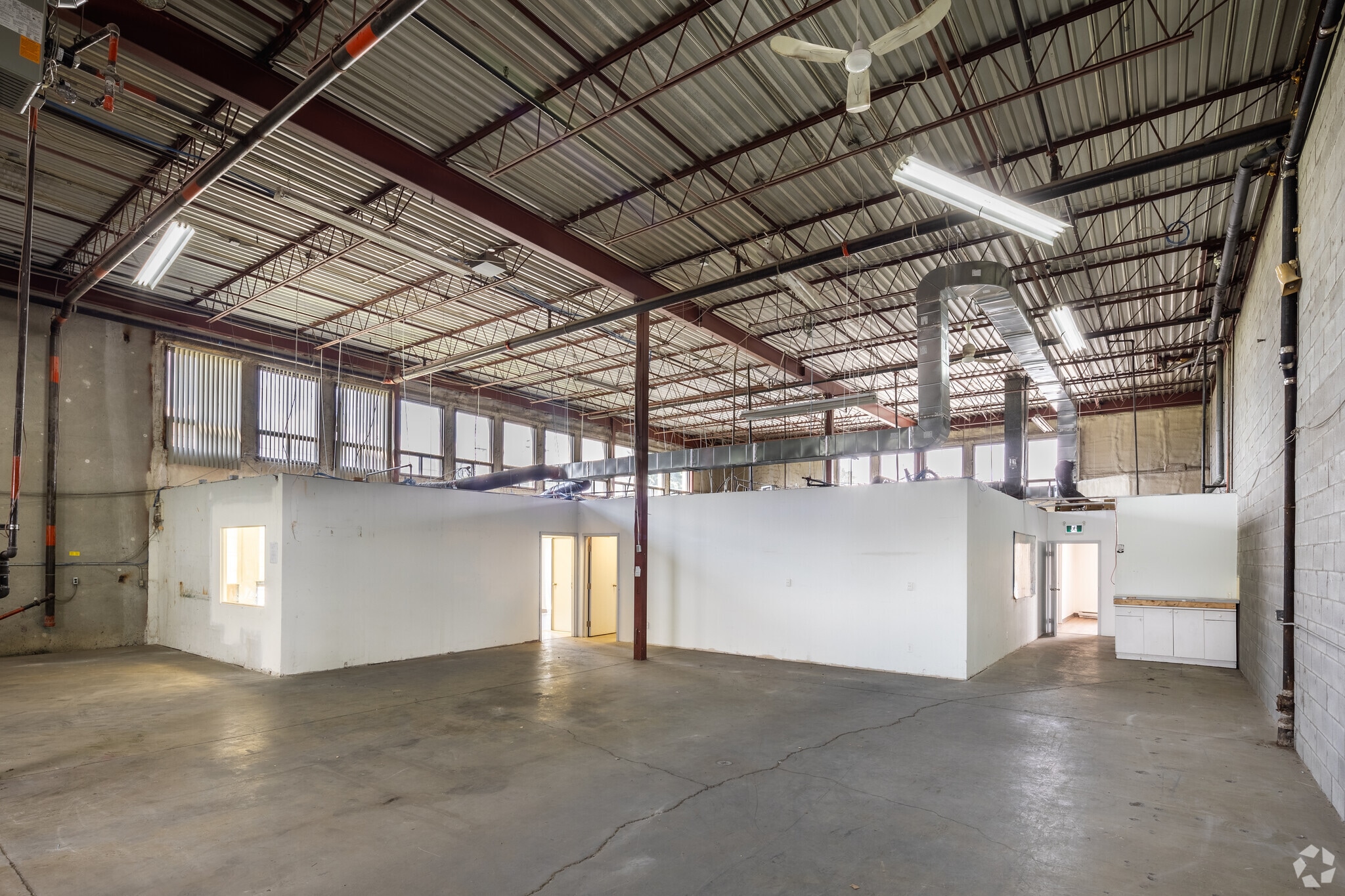 2403-2467 Rue Guénette, Saint-Laurent, QC to rent Interior Photo- Image 1 of 4